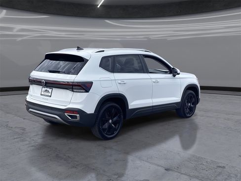 New 2025 Volkswagen Taos SE image 5