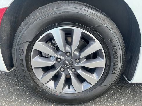 Used 2023 Chrysler Pacifica Touring-L FWD image 28