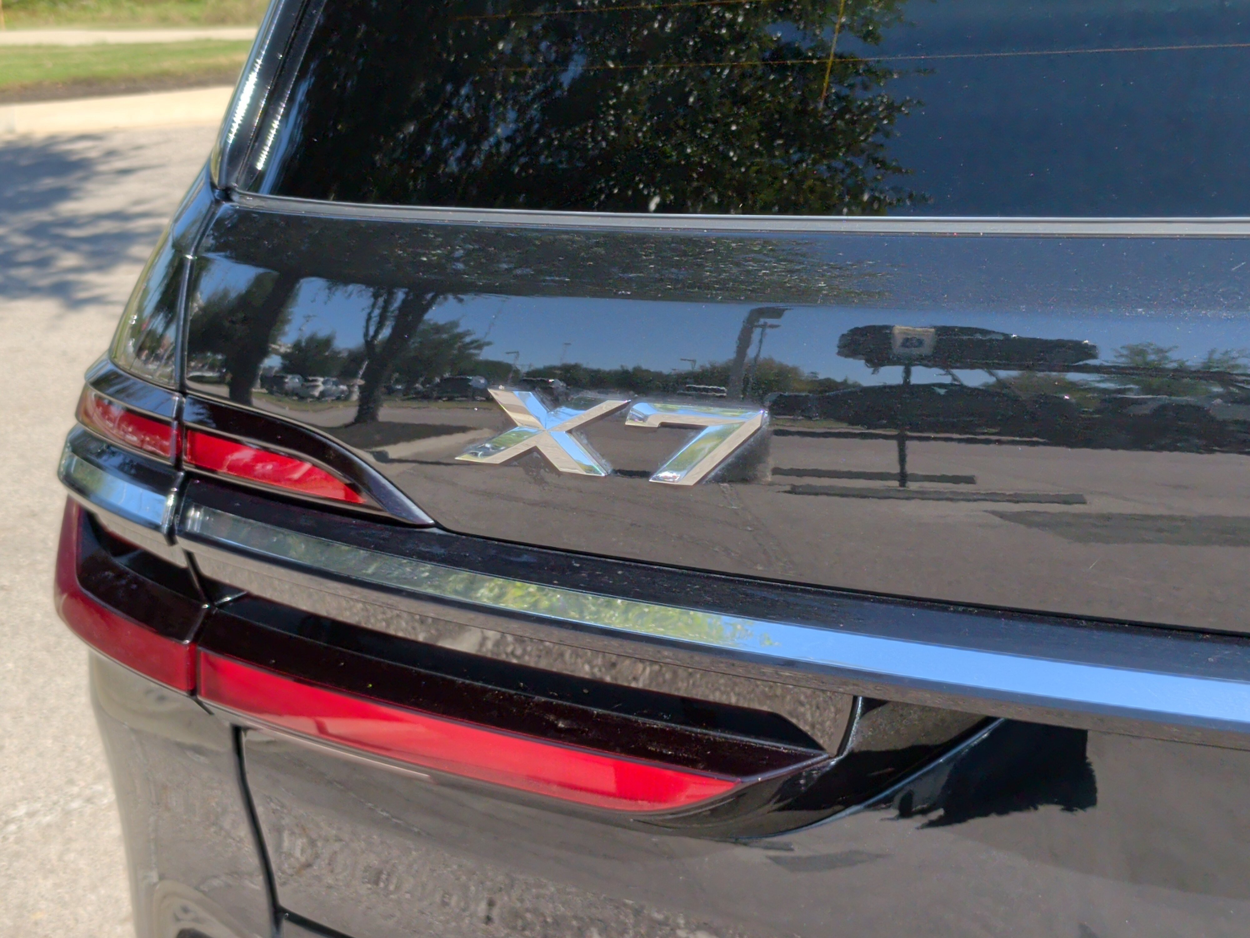 Used 2023 BMW X7 xDrive40i w/ M Sport Package AWD/4WD image 11