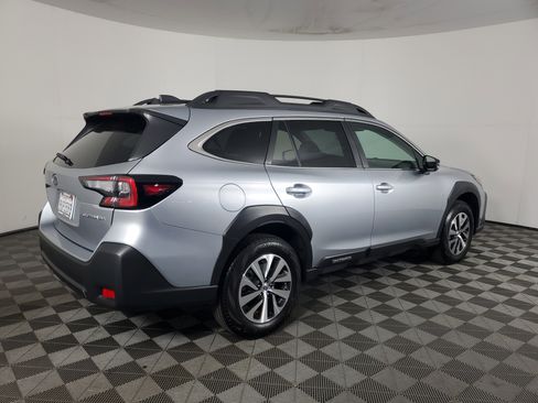 Used 2025 Subaru Outback Premium image 4