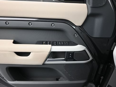 Used 2023 Land Rover Defender 110 X-Dynamic SE image 12