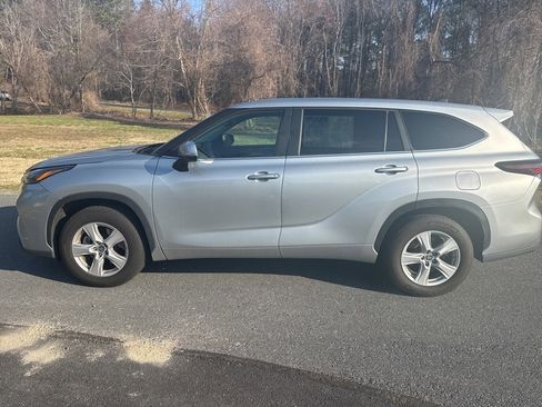 Used 2024 Toyota Highlander LE image 8