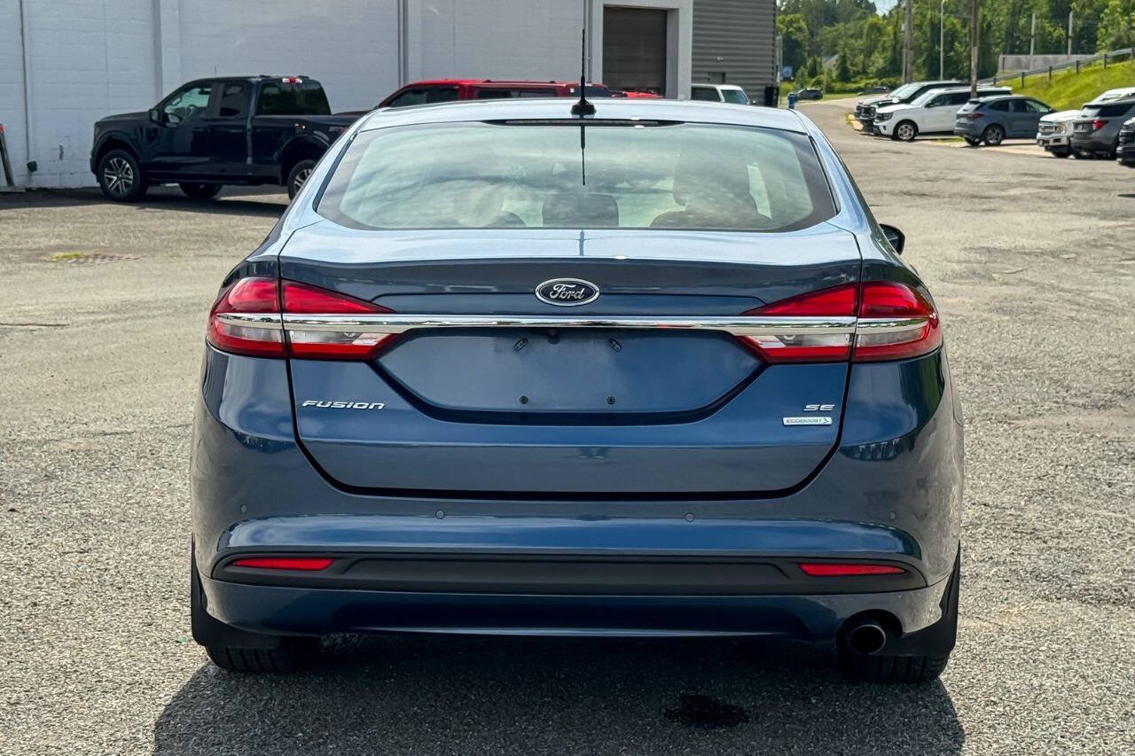 Used 2018 Ford Fusion SE w/ Fusion SE Technology Package FWD image 4