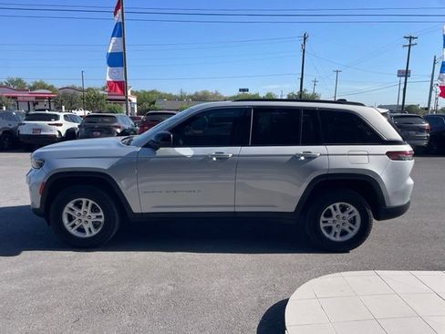Used 2025 Jeep Grand Cherokee Laredo RWD image 4