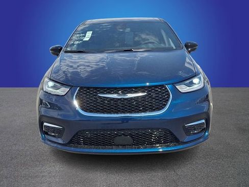 Used 2025 Chrysler Pacifica Select image 2