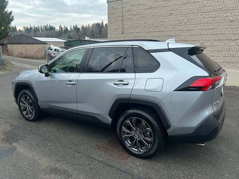 Used 2022 Toyota RAV4 XLE Premium image 7