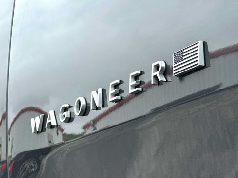 Used 2024 Jeep Wagoneer L Series II RWD image 15