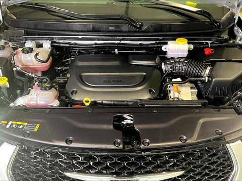 Used 2024 Chrysler Pacifica Select image 31