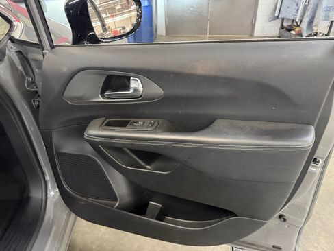 Used 2025 Chrysler Pacifica Select FWD image 16