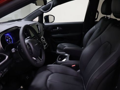 New 2026 Chrysler Voyager LX image 8