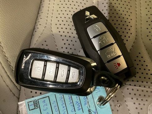 Used 2025 Mitsubishi Outlander AWD image 32