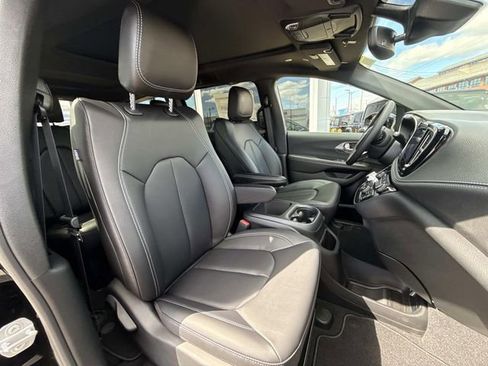 New 2026 Chrysler Pacifica Select image 40