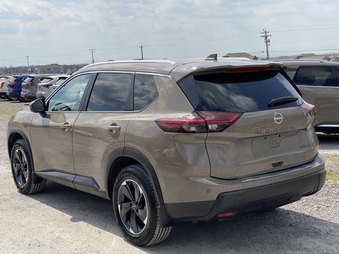 Used 2024 Nissan Rogue SV w/ SV Premium Package image 7