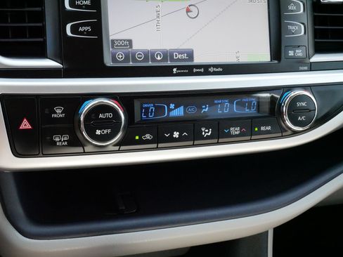 Used 2019 Toyota Highlander XLE AWD/4WD image 23