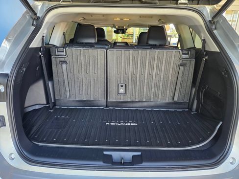 Used 2020 Toyota Highlander XLE AWD/4WD image 11