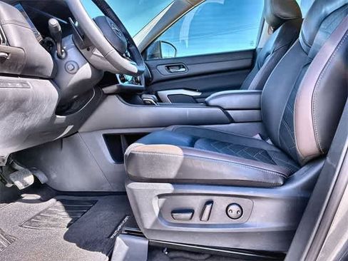 Used 2025 Nissan Pathfinder Platinum w/ Black Appearance Package image 18