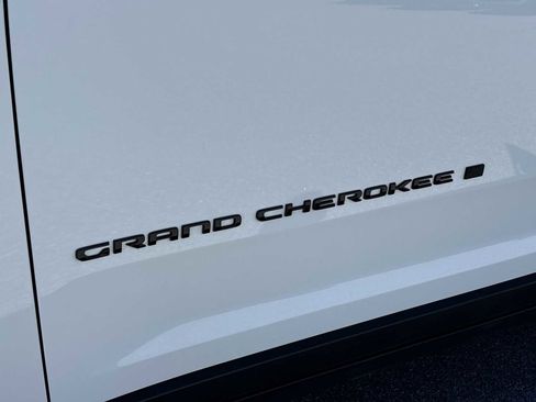 Used 2025 Jeep Grand Cherokee Altitude AWD/4WD image 29