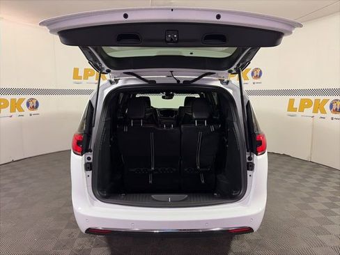 New 2026 Chrysler Pacifica Limited FWD image 4