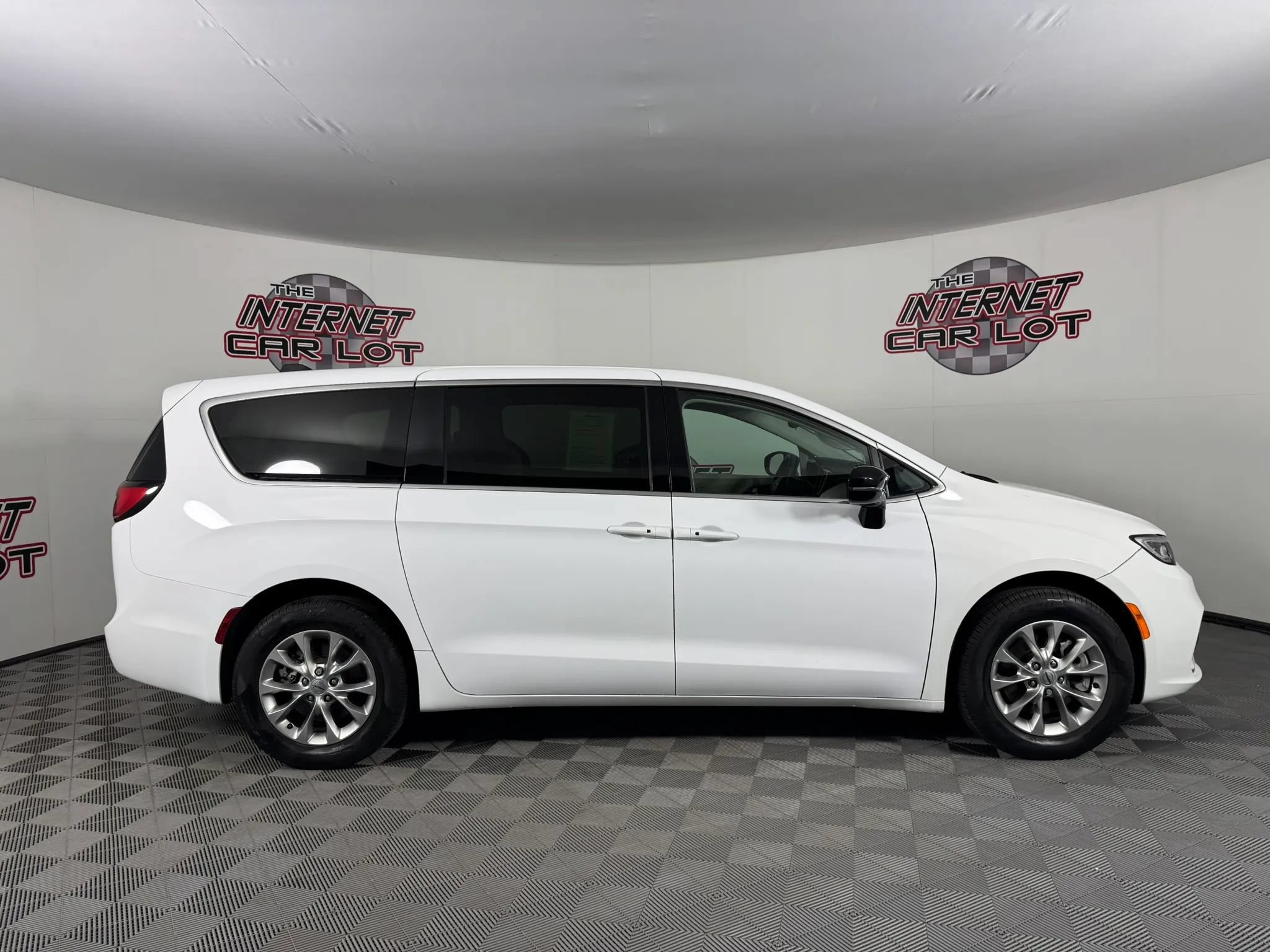 Used 2024 Chrysler Pacifica Touring-L AWD/4WD image 8