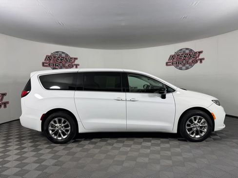 Used 2024 Chrysler Pacifica Touring-L AWD/4WD image 8