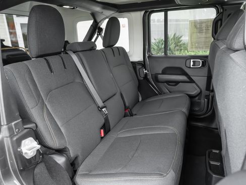 Used 2025 Jeep Wrangler Unlimited Sahara AWD/4WD image 38