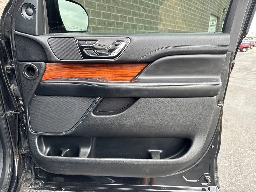Used 2018 Lincoln Navigator Reserve AWD/4WD image 40