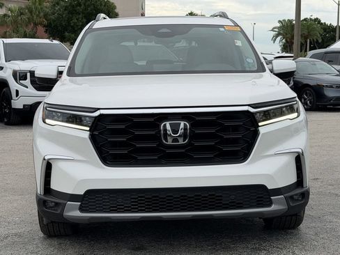 Used 2025 Honda Pilot Touring image 3