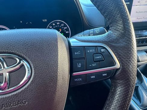 Used 2022 Toyota Sienna Platinum AWD/4WD image 24