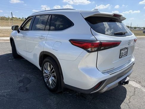 Used 2022 Toyota Highlander Platinum image 5