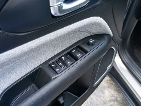 Used 2022 Jeep Compass Latitude w/ Sun and Sound Group image 17