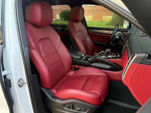 Used 2022 Porsche Cayenne AWD/4WD image 24