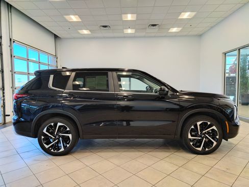 Used 2024 Mitsubishi Outlander SE image 2