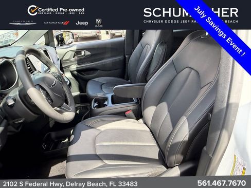 Used 2025 Chrysler Pacifica Select FWD image 10