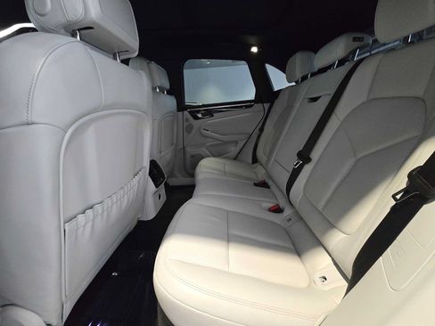 Used 2025 Porsche Macan AWD/4WD image 17
