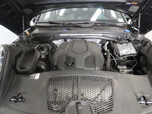 Certified 2025 Porsche Macan AWD/4WD image 49