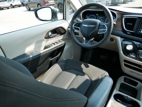 Used 2023 Chrysler Voyager LX FWD image 9
