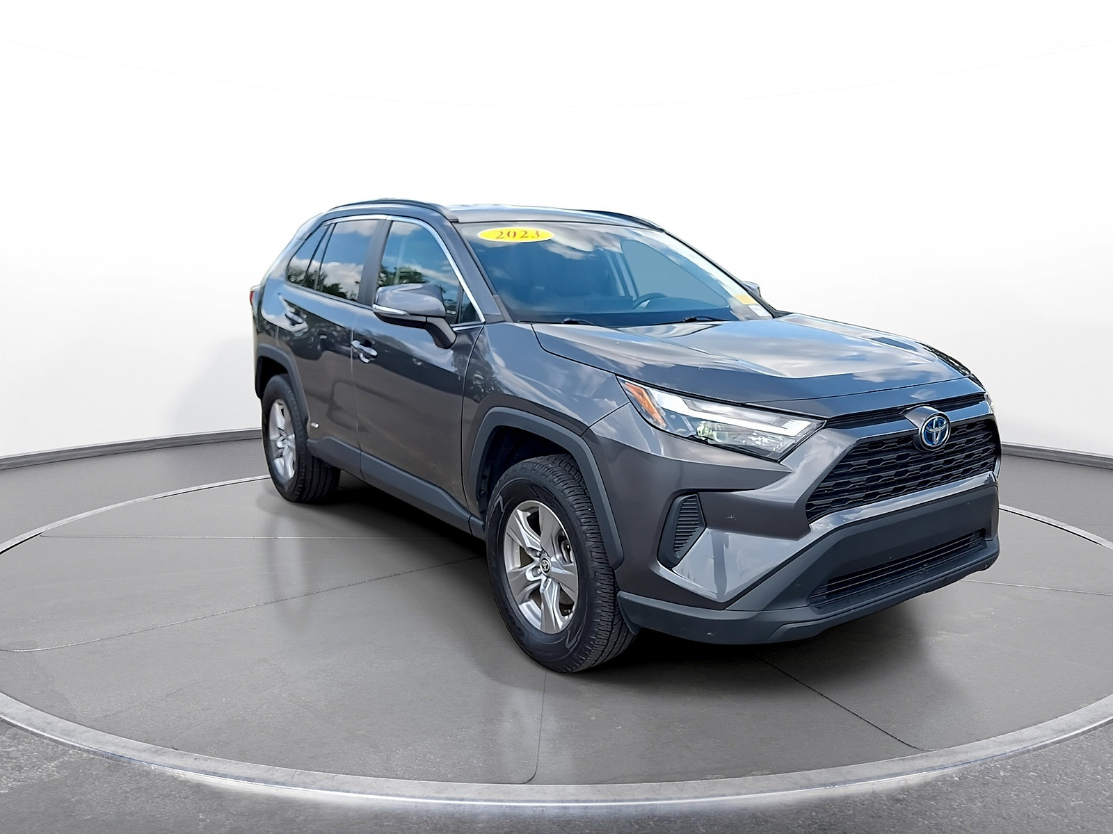 Used 2023 Toyota RAV4 XLE AWD/4WD image 2