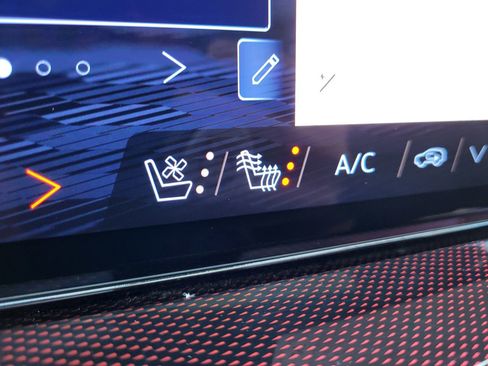 Used 2024 Chevrolet Traverse RS image 46