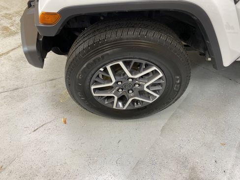 Used 2025 Jeep Wrangler Sahara image 11