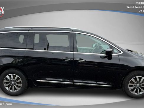 Used 2020 Chrysler Pacifica Touring-L Plus image 4