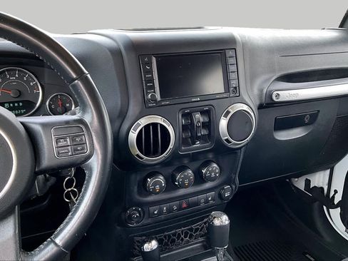 Used 2017 Jeep Wrangler Unlimited Sahara w/ Connectivity Group AWD/4WD image 7