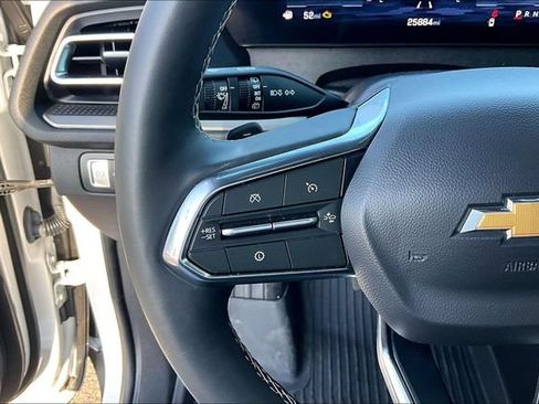 Used 2025 Chevrolet Traverse LT FWD image 15