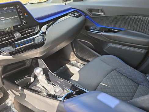 Used 2020 Toyota C-HR XLE image 24