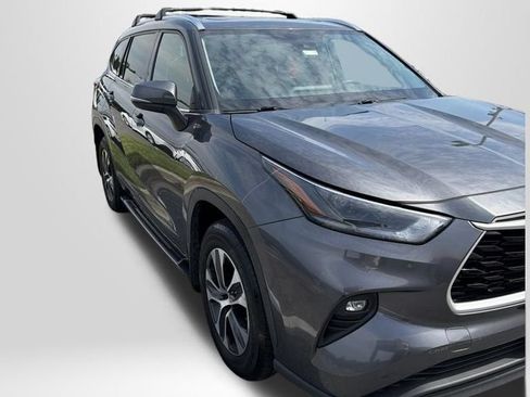 Certified 2021 Toyota Highlander XLE AWD/4WD image 1