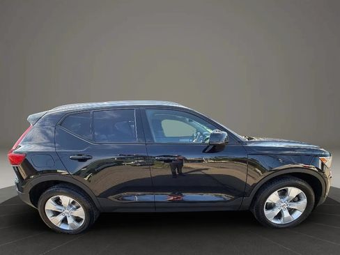Used 2022 Volvo XC40 T4 Momentum FWD image 4