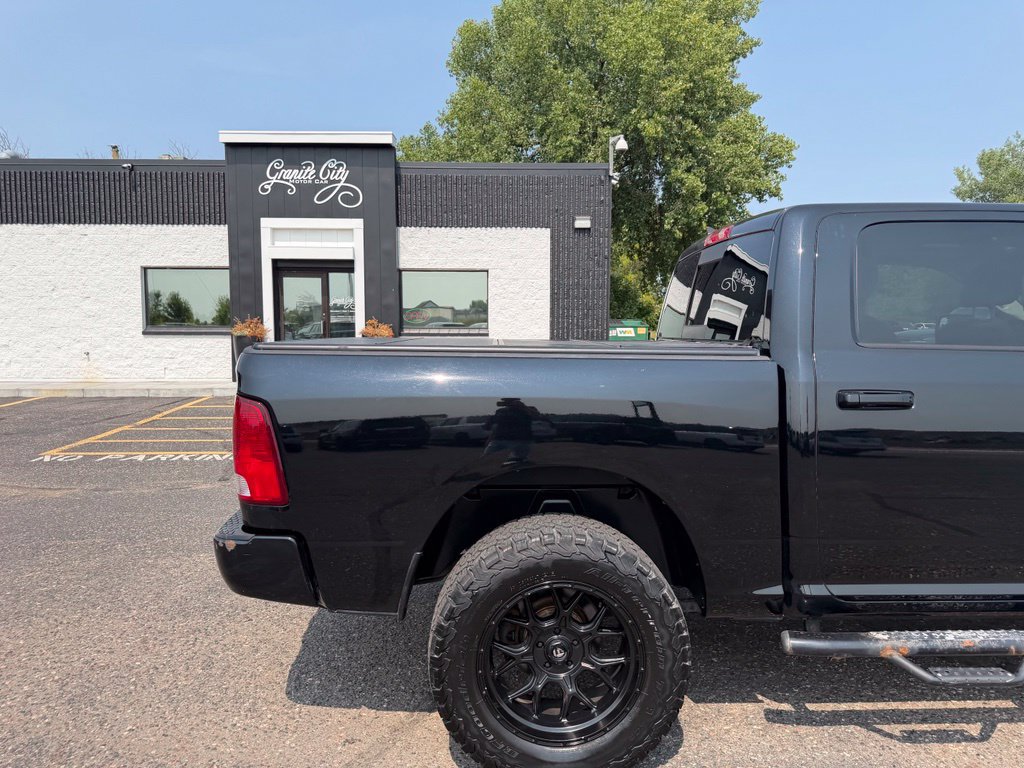 Used 2019 RAM 1500 Classic SLT w/ Black Appearance Group AWD/4WD image 4