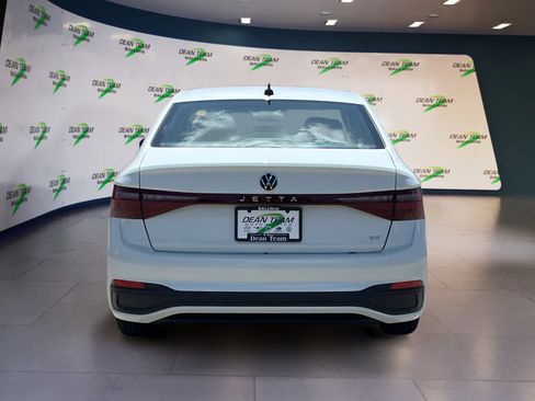 Certified 2025 Volkswagen Jetta SE w/ Sunroof Package image 6