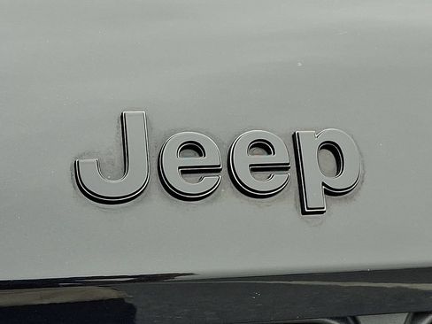 Used 2023 Jeep Grand Cherokee Altitude AWD/4WD image 36