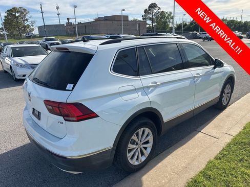 Used 2018 Volkswagen Tiguan SE w/ Panoramic Sunroof Package image 4