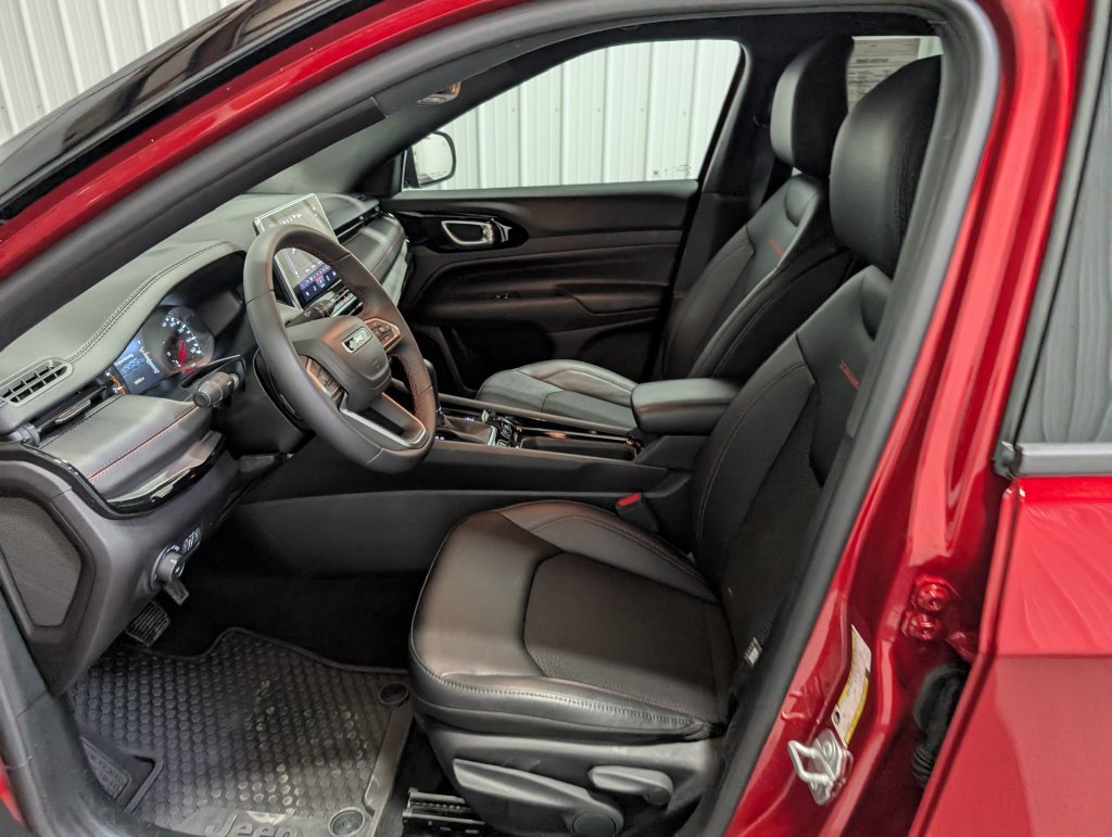 Used 2025 Jeep Compass Trailhawk AWD/4WD image 14